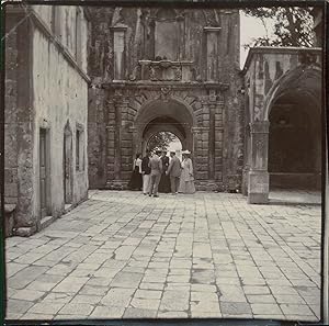 Italie, Venise, Visiteurs devant un portail, ca.1905, Vintage citrate print