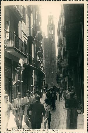 Espagne, Barcelone, Rue marchande et vue sur Santa Maria del Mar, ca.1952, Vintage silver print