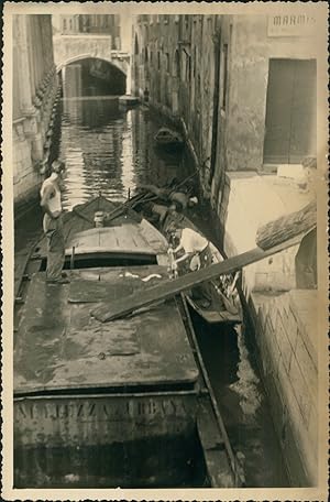 Italie, Venise, Hommes travaillant sur un bateau, ca.1952, Vintage silver print