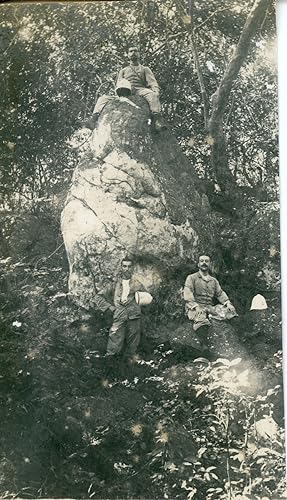 Indochine, Français sur un rocher, 1910, Vintage silver print