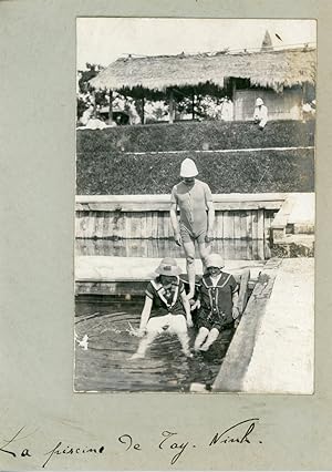Indochine, Cochinchine, Amis dans la piscine de Tây Ninh, 1899, Vintage silver print