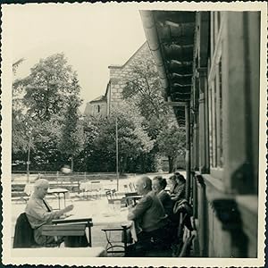 Autriche, Terrasse devant un hôtel, 1952, Vintage silver print
