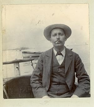 Un homme assis dans un bateau, ca.1899, Vintage citrate print