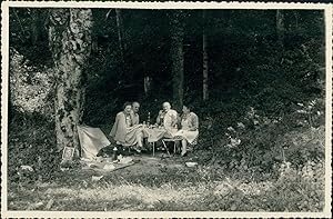 Suisse, Interlaken, Pique-nique en forêt, 1949, Vintage silver print