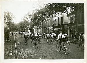 Cyclisme, Suresnes, départ de la Finale du Trophée de France Peugeot, 1912, Vintage silver print