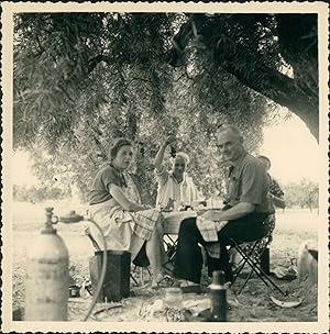 Espagne, Pique-nique sous un arbre, ca.1952, Vintage silver print
