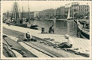 France, Montpellier, Pêcheurs nouant leurs filets dans le port, ca.1952, Vintage silver print