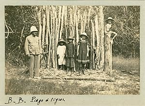 Indochine, Enfants devant un piège à tigres, ca.1899, Vintage silver print