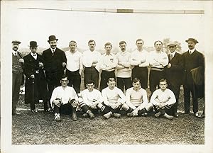 À Colombes, équipe du Cambridge F.C., 1912, Vintage silver print