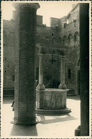 Italie, Sienne, Puit au Palazzo Chigi-Saracini, ca.1952, Vintage silver print