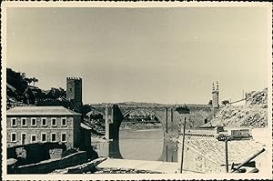Espagne, Toledo, Vue générale du pont romain de Alcántara, ca.1950, Vintage silver print