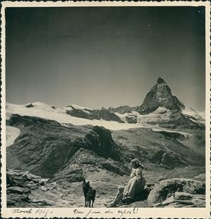 Suisse, Un chien et son maître devant le Matterhorn, 1949, Vintage silver print