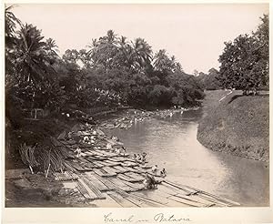 Indonesia, Java, Batavia, Mencuci di atas bambu yang diapungkan di tepi Sungai Ciliwung di daerah...