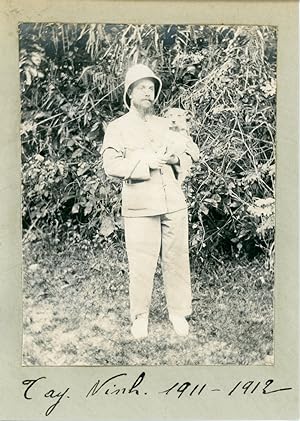 Indochine, Cochinchine, Tay Ninh, Un Français en uniforme avec son chien, 1912, Vintage silver print