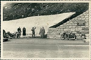 Autriche, Route du Grossglockner, balles de neige à l'entrée du tunnel, 1949, Vintage silver print