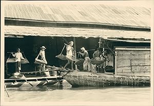 Indochine, Mékong, Porteurs chargeant un bateau, ca.1940, Vintage silver print