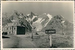 France, Entrée du village sur le Col du Lautaret, Août 1949, Vintage silver print