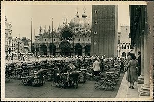 Italie, Venise, Terrasse sur la Place Saint-Marc et vue de la basilique, ca.1952, Vintage silver ...