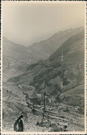 France, Alpes, Sentier et vallée, Août 1949, Vintage silver print