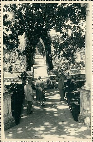 Espagne, Séville, Visiteurs dans le Jardin de l'Alcazar, ca.1950, Vintage silver print