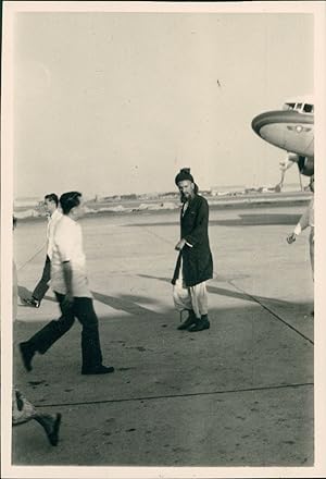 Turquie, Aéroport Istanbul, passagers sur le tarmac, ca.1940, Vintage silver print