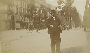 France, Paris, Homme sur un boulevard, 1909, Vintage silver print