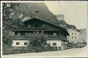Autriche, Chalet avec cloche à Kitzbuhel, 1949, Vintage silver print