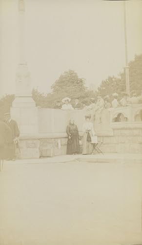 France, Femmes sur la place d'une église, 1909, Vintage citrate print