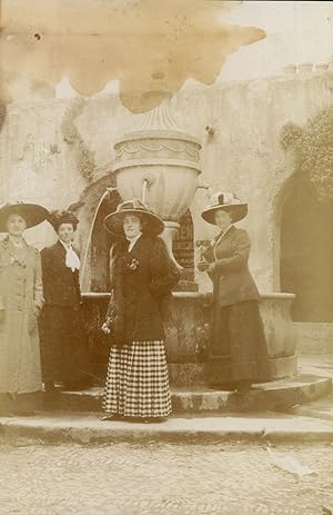 France, Saint-Paul-du-Var, Femmes et fontaine, 1911, Vintage citrate print