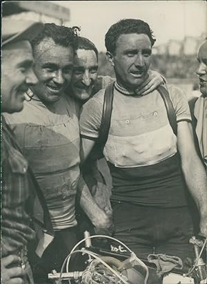 Cyclisme, Danguillaume et Idee après leur arrivée, 1948, Vintage silver print