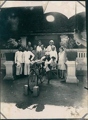Chine, Groupe devant un portail, ca.1920, Vintage citrate print