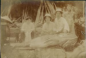 Chine, Amis autour d'un gros poisson, ca.1905, Vintage citrate print