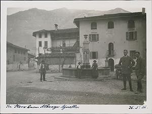 Italie, Fontaine devant une auberge, 1926, Vintage silver print