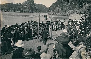 Chine, Foule autour d'un échafaudage sur une plage, ca.1920, Vintage citrate print