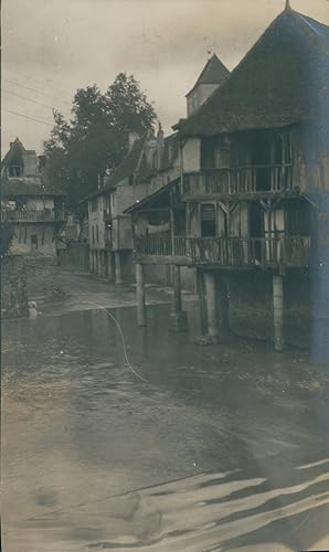 France, Pyrénées, Salies-de-Béarn, Vieilles maison sur le Saleys, 1911, Vintage silver print