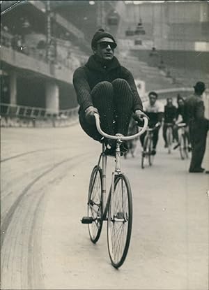 Cyclisme, Les Six Jours Cyclistes, Lapebie avec ses pieds sur son guidon, 1948, Vintage silver print