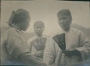 Chine, Femmes en habits typiques et évantails, ca.1920, Vintage citrate print