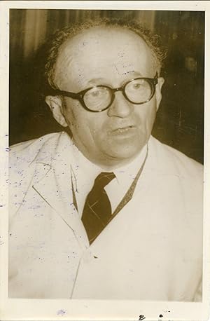 Professeur Cesare Cocchi, médecin traitant la leucémie, 1953, Vintage silver print