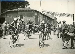 Cyclisme, Tour de France, La Rochelle-Bordeaux, peloton passe contrôle ravitaillement de Montendr...