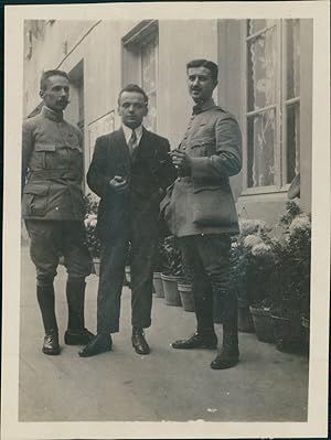 France, Belley, Deux soldats le jour de la victoire, 13 novembre 1918, Vintage silver print
