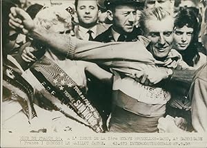 Cyclisme, Tour de France, Bruxelles-Gand, Darrigade endossant le maillot jaune, 1958, Vintage sil...