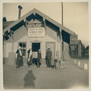 France, Annecy, visiteurs devant un garage, ca.1920, Vintage silver print