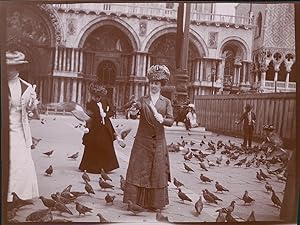 Italie, Venise, Place Saint-Marc, femmes avec pigeons, ca.1900, Vintage citrate print