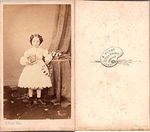 Pinot, Versailles, Petite fille en robe blanche tenant un livre et une couronne de fleurs, circa ...