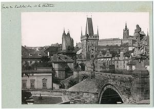Tchécoslovaquie, Prague, Karlsbrücke, vue générale sur les portes