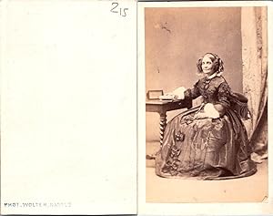 Femme âgée en robe moirée, coiffure démodée, circa 1860