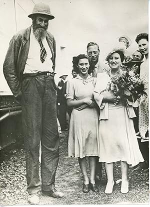 Avril 1947, Cornelius Mostert, fermier d'Afrique du Sud en compagnie de la famille royale britann...