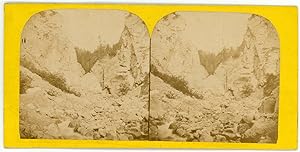 STEREO Lieu à identifier, vue de rochers dans la montagne, lit de torrent à sec, circa 1870