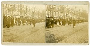 STEREO Procession officielle dans une rue, femmes en noir, militaires, enterrement ?, circa 1910