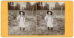 Stereo, Petit garçon en pose en costume et chapeau bretons, circa 1900
